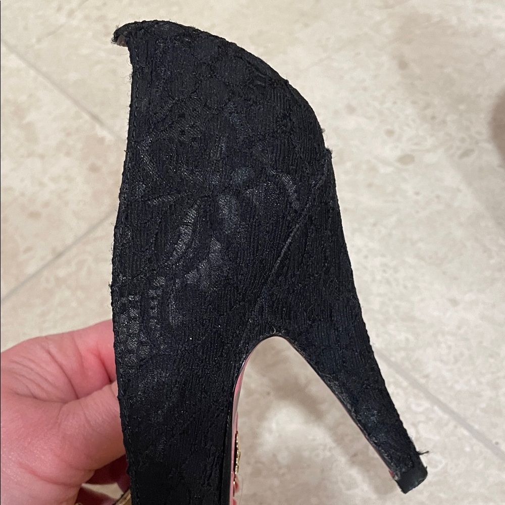 EUC Betsey Johnson Elegant Black and Gold Women's Heels - Picture 3 of 6